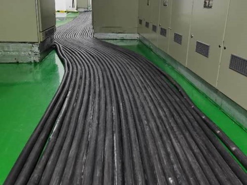 皋兰如何根据理论计算公式计算温度对特定电压测量结果的影响？